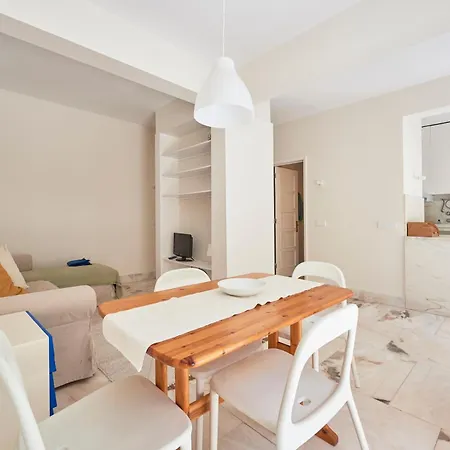 With Patio, 5 Minutes To Railway Station *