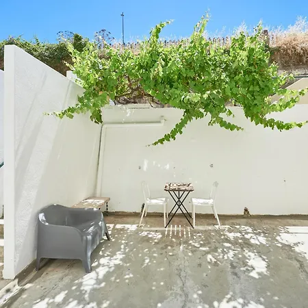 With Patio, 5 Minutes To Railway Station Apartment