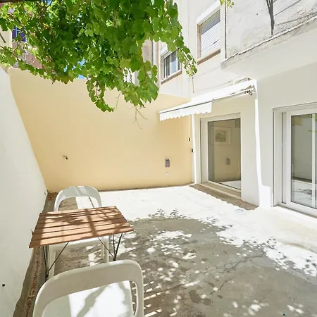 With Patio, 5 Minutes To Railway Station Apartment *
