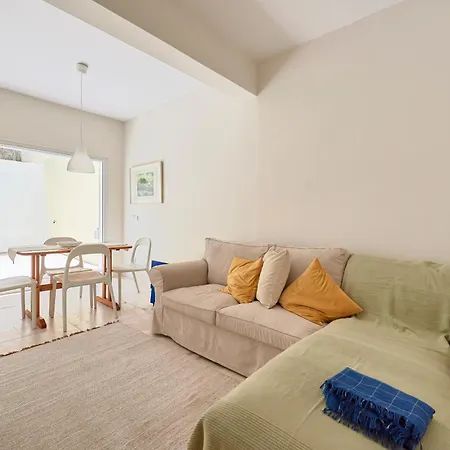 Apartment With Patio, 5 Minutes To Railway Station Cacem